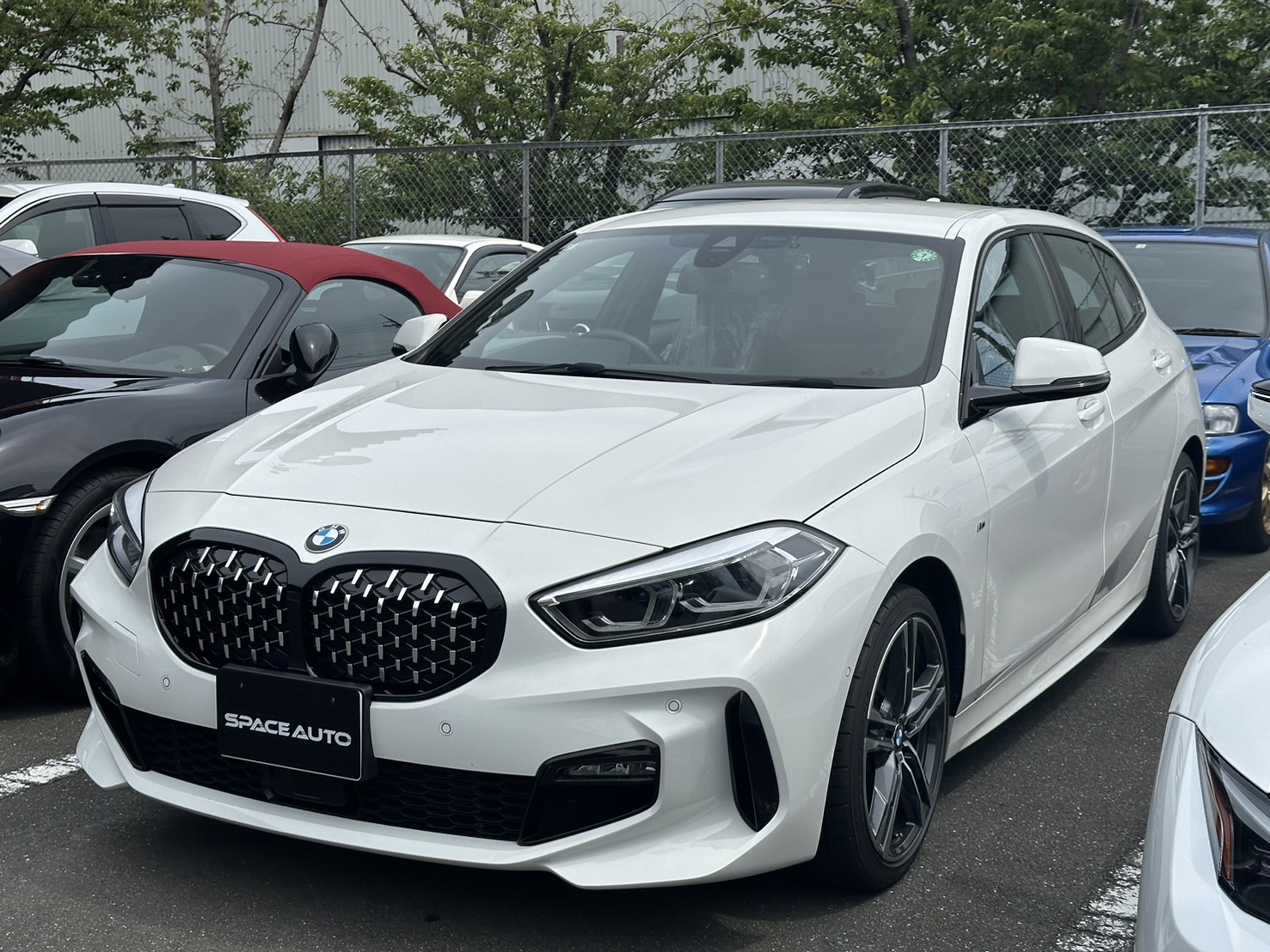 BMW　１シリーズグリル交換！