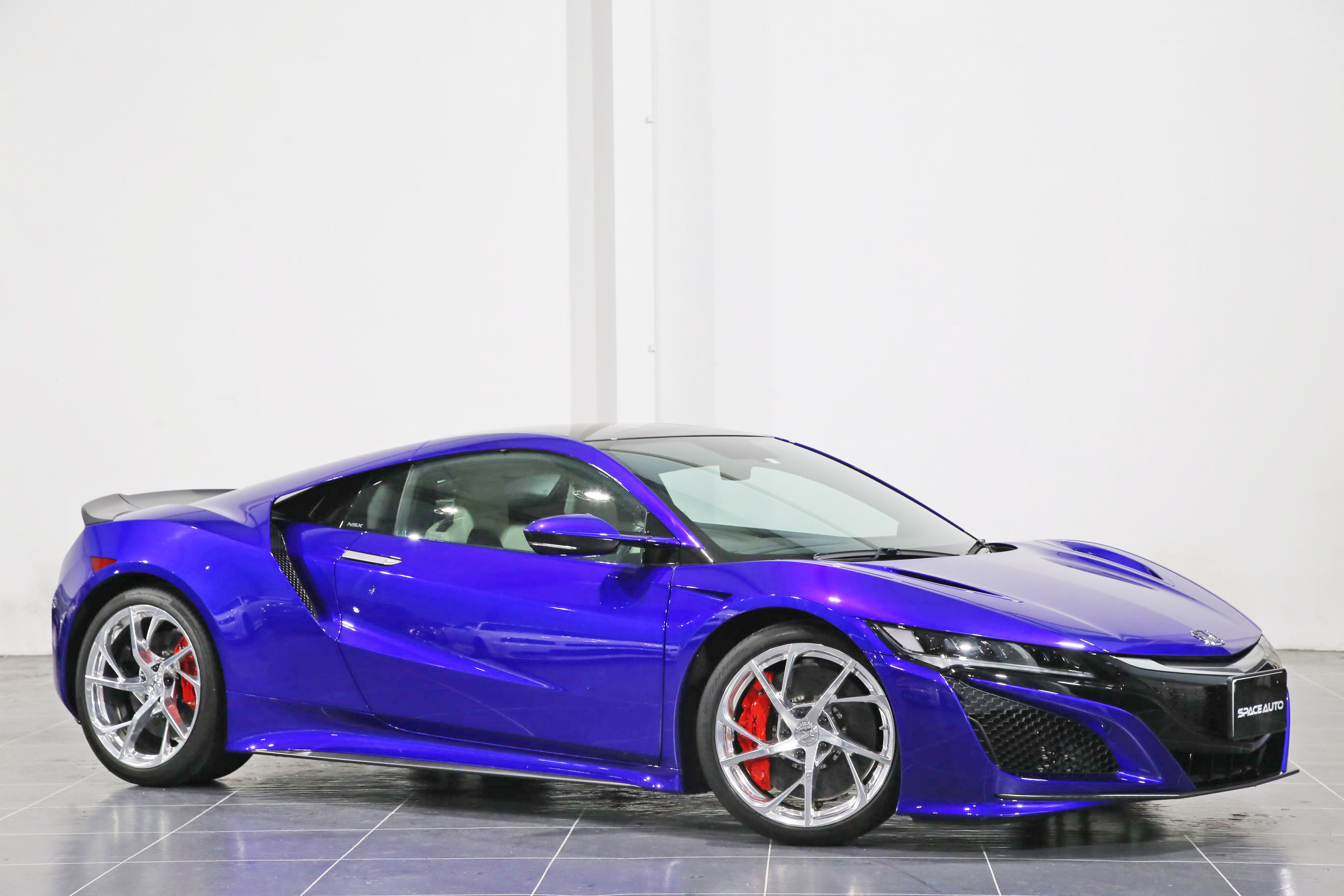 オプション装備多数のカーボンを纏いし新型NSX入庫しました！